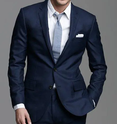 西裝只扣一?？圩?/></p><p>      單排一扣一，一般休閑西裝比較多，個別會用于禮服西裝，比較適合身材比較好的朋友，矮小體型的還可以拉長身型。</p><p>      單排二扣一，相對適用的場合比較多，也是非常經(jīng)典的扣型，第一次定制西服的紅薯寶寶比較推薦。</p><p>      單排三扣一，最上方一例扣，一般為裝飾扣，意式西服采用較多。</p><p>      為什么西裝的最后一顆扣子為什么不要扣為什么西裝最后一顆扣子不扣，關(guān)于這個禮儀故事的傳說有很多種，有人說這起源于20世紀初的英國國王愛德華七世。他的體型偏胖，穿著正裝時最后的扣子實在系不上，尤其是盡情用餐后的開懷大笑總會崩掉扣子，于是他決定不系，既舒服又美觀。當時很多老百姓看到國王這樣很是與眾不同，也就學著那樣不系最后一顆扣子，這個禮儀習慣也延續(xù)至今。還有人說是因為西裝禮儀成型于16世紀，那時的男人還是利用馬駒當作交通工具。穿”下裝系上所有扣子會很拘謹，不方便起碼也容易將下擺崩開，干脆就不系最下面那顆了。久而久之人們發(fā)現(xiàn)這樣也很美觀，于是將它作為習慣與傳統(tǒng)延續(xù)至今。</p><p><br/></p></div>

<!--點贊開始-->
<div   class=